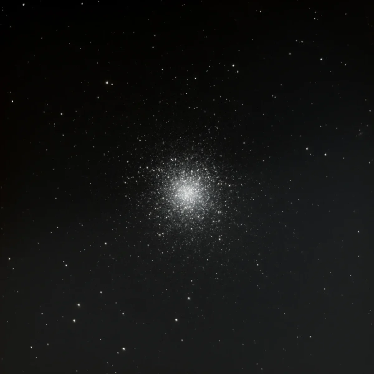 Scroll the slider to switch between the images of Messier 13 and the galaxy IC 4617 (highlighted in red) with and without annotations.